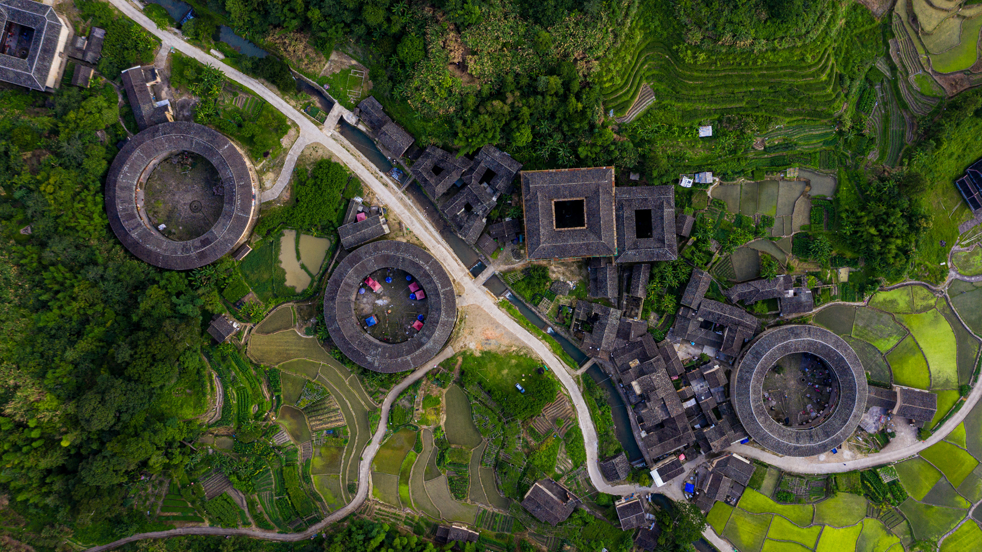 ['土楼鸟瞰图 风景壁纸 福建土楼 高清桌面壁纸 圆形建筑 民居景观']