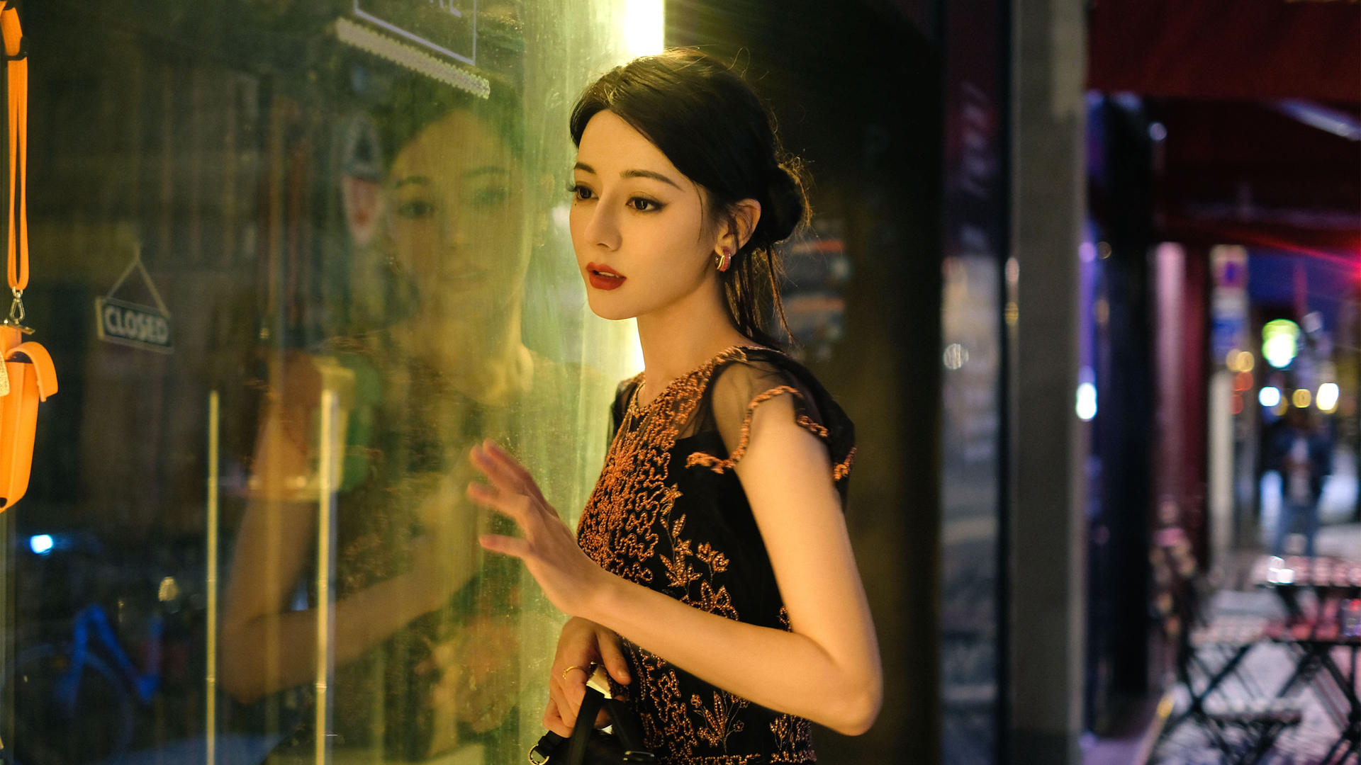['迪丽热巴 玻璃窗 美女桌面壁纸 高清 4K 异域风情']