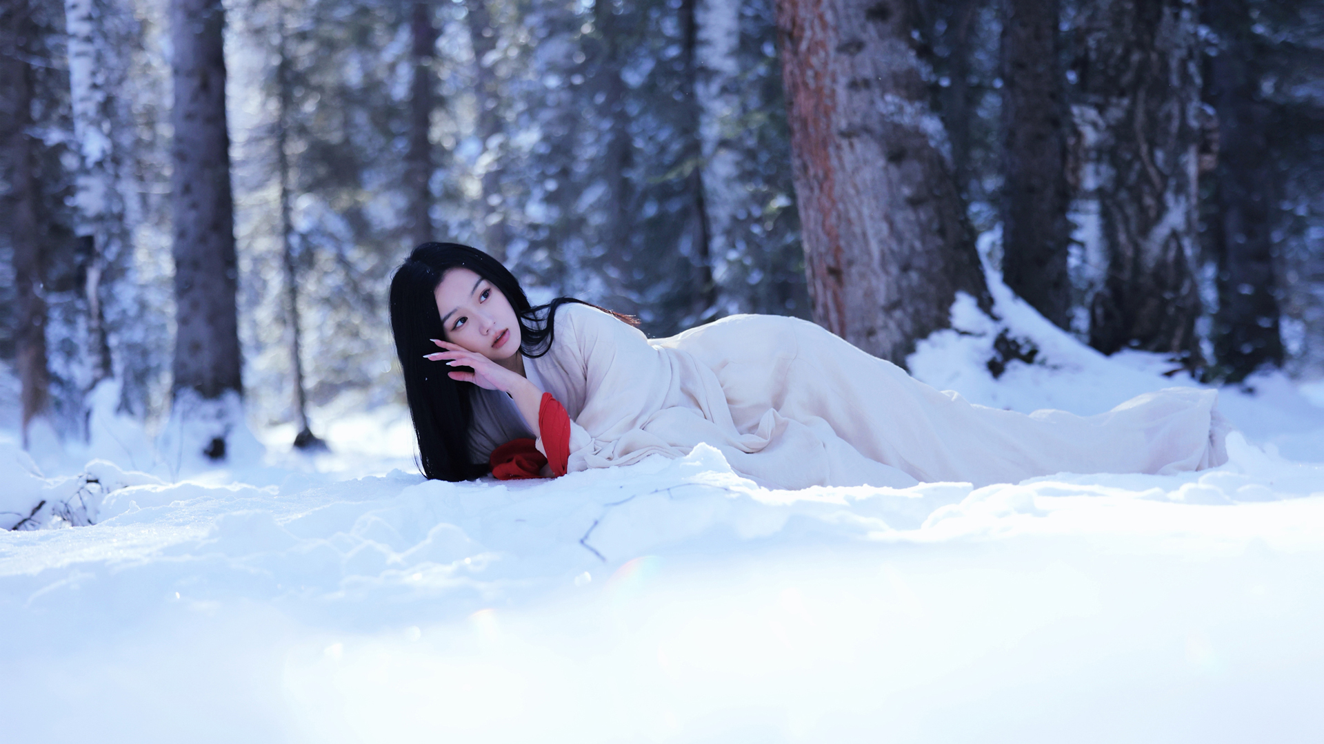 ['汉服雪地美女冬季高清古风唯美桌面壁纸']