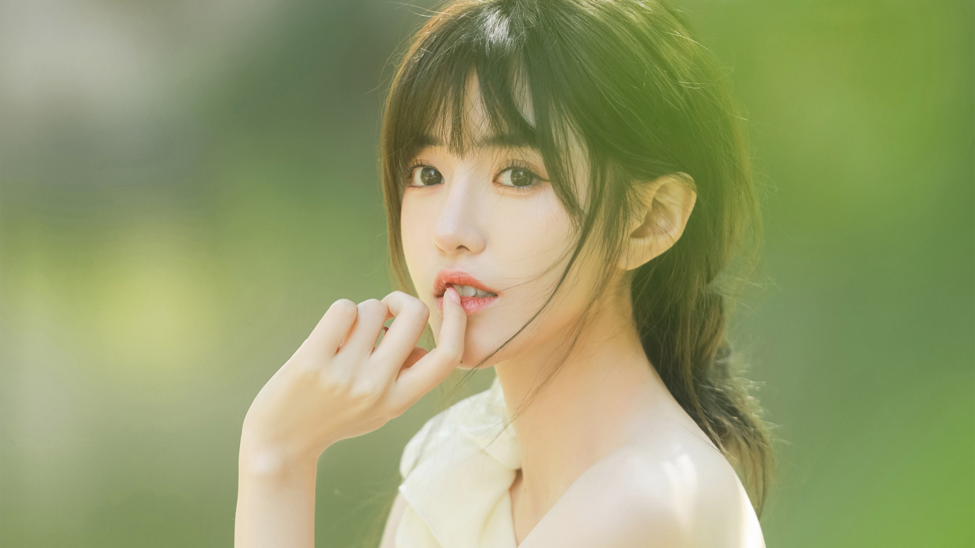 ['清纯美女手指轻触嘴唇绿色背景护眼壁纸']