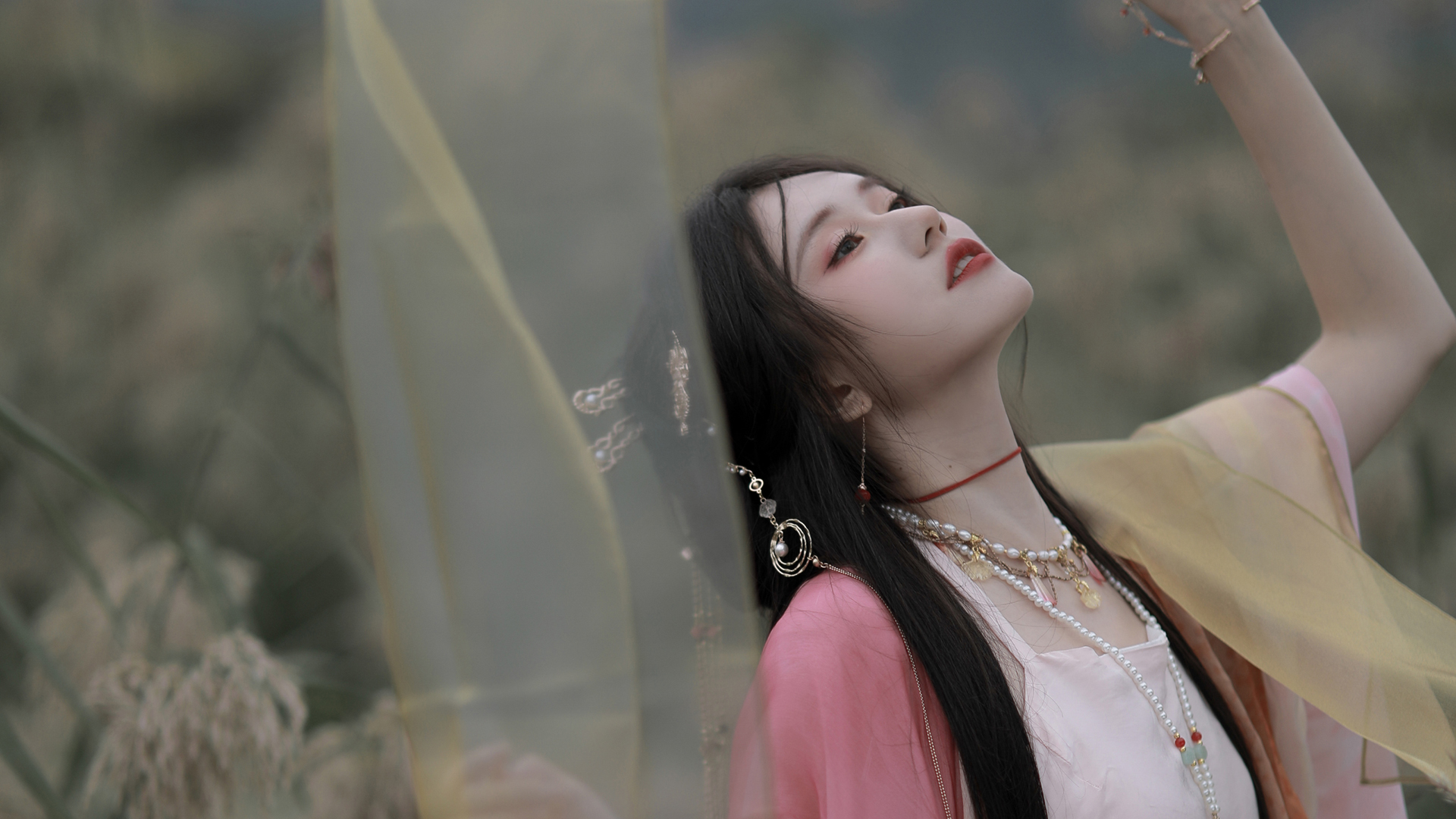 ['古装古风美女仰头4K超清电脑壁纸']