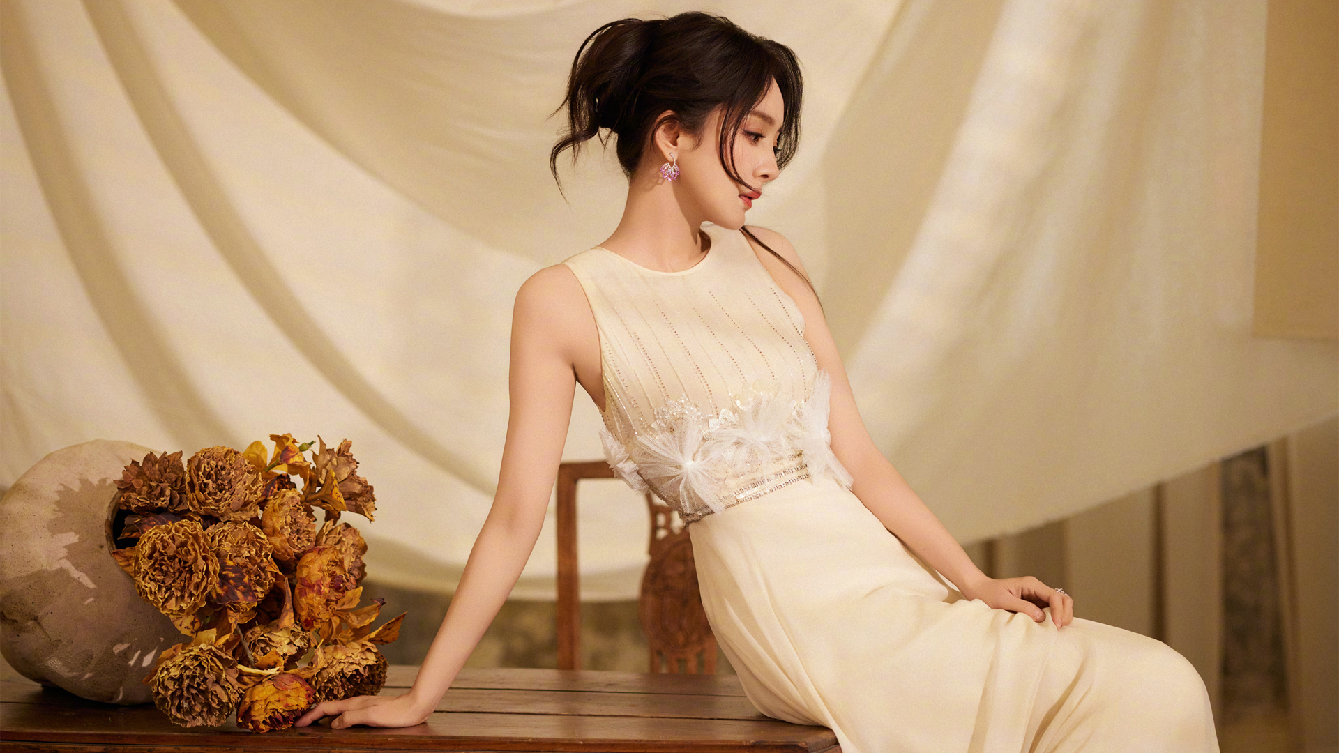 ['杨幂 优雅长裙 美女壁纸 电脑高清下载']