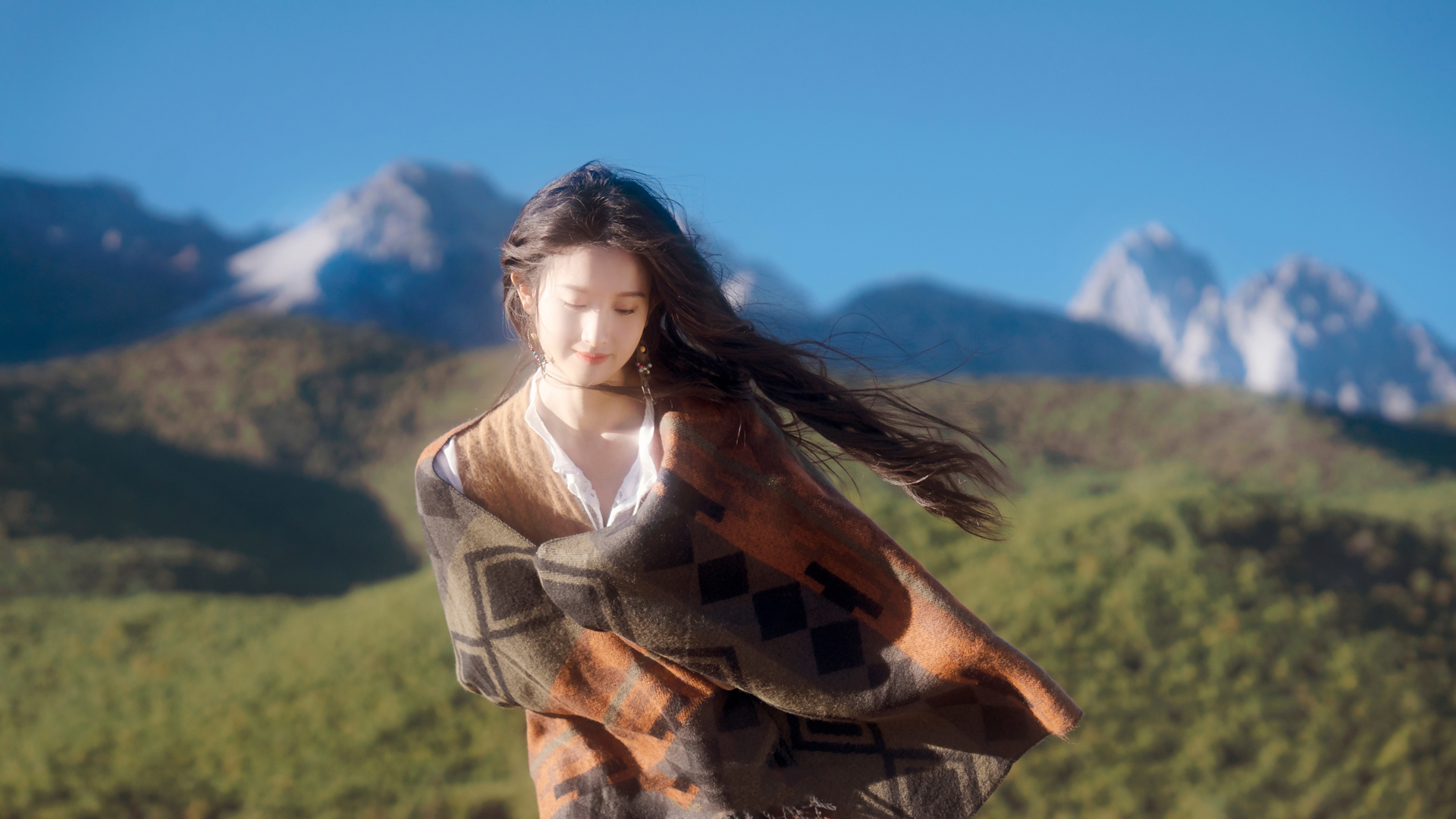 ['清纯美女 户外 长发 阳光 高清 壁纸']