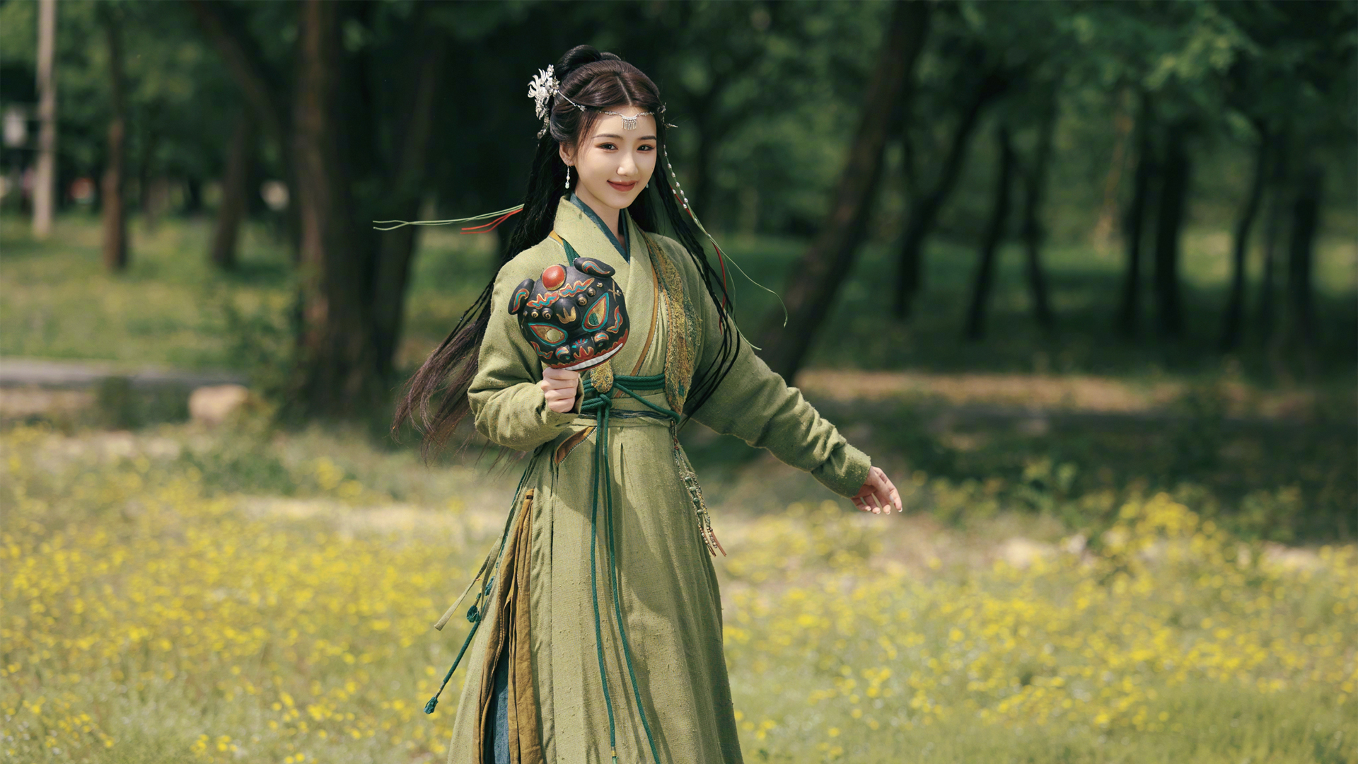 ['毛晓彤 绿色长裙 少数民族服饰 4K高清美女壁纸']