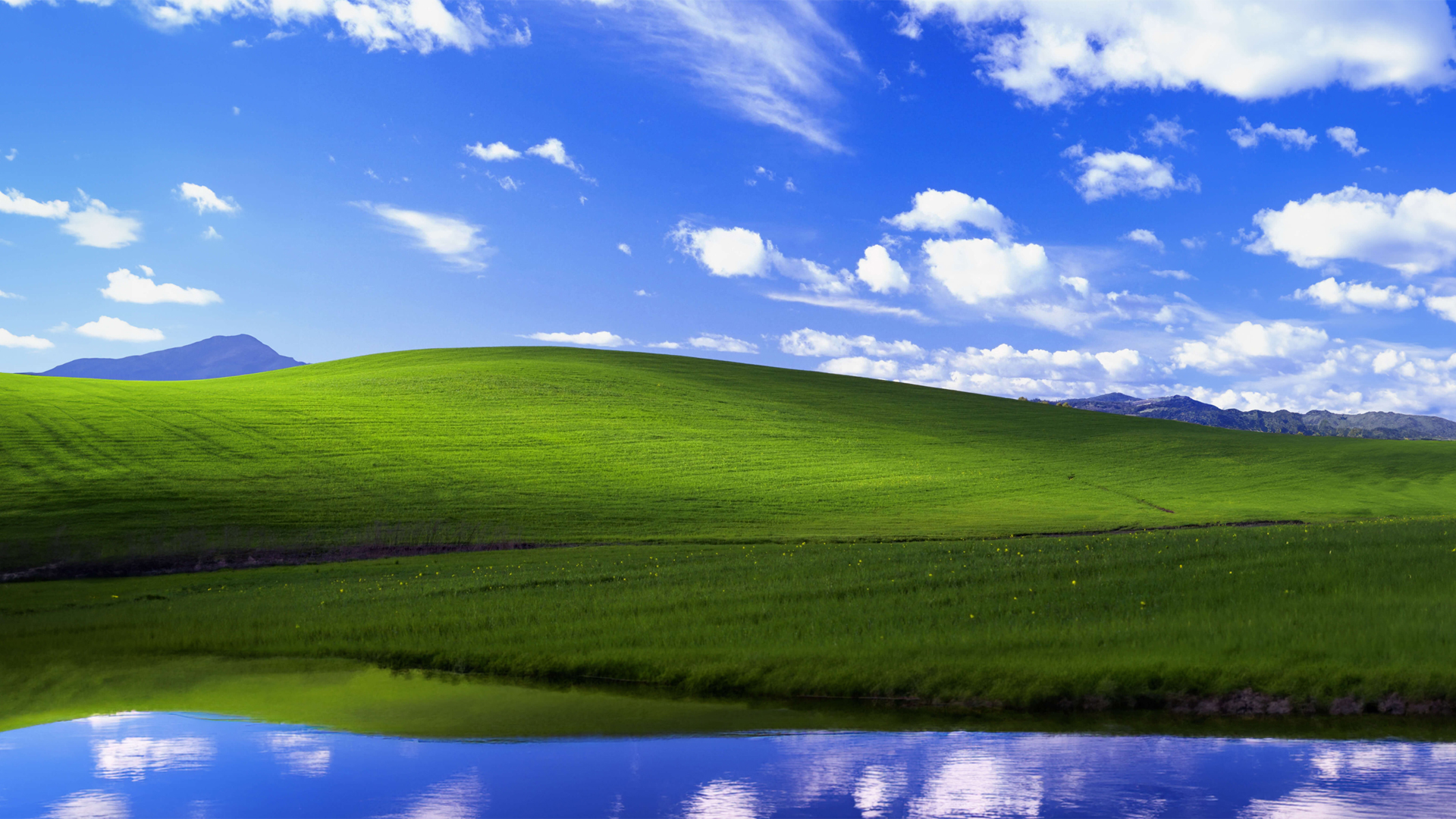 ['经典XP壁纸 蓝天白云绿草地 湖水风景高清桌面']