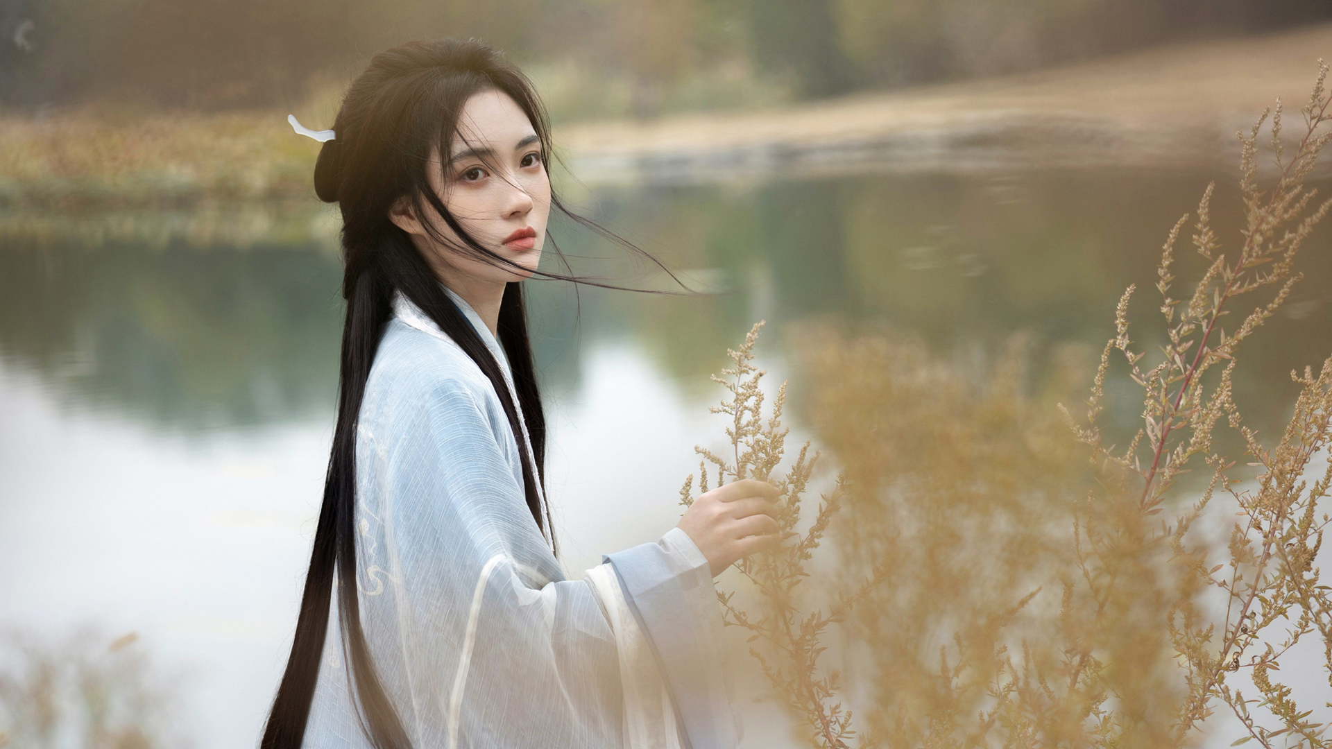 ['古风美女 长发 古装 河边 唯美风景 4K桌面壁纸']