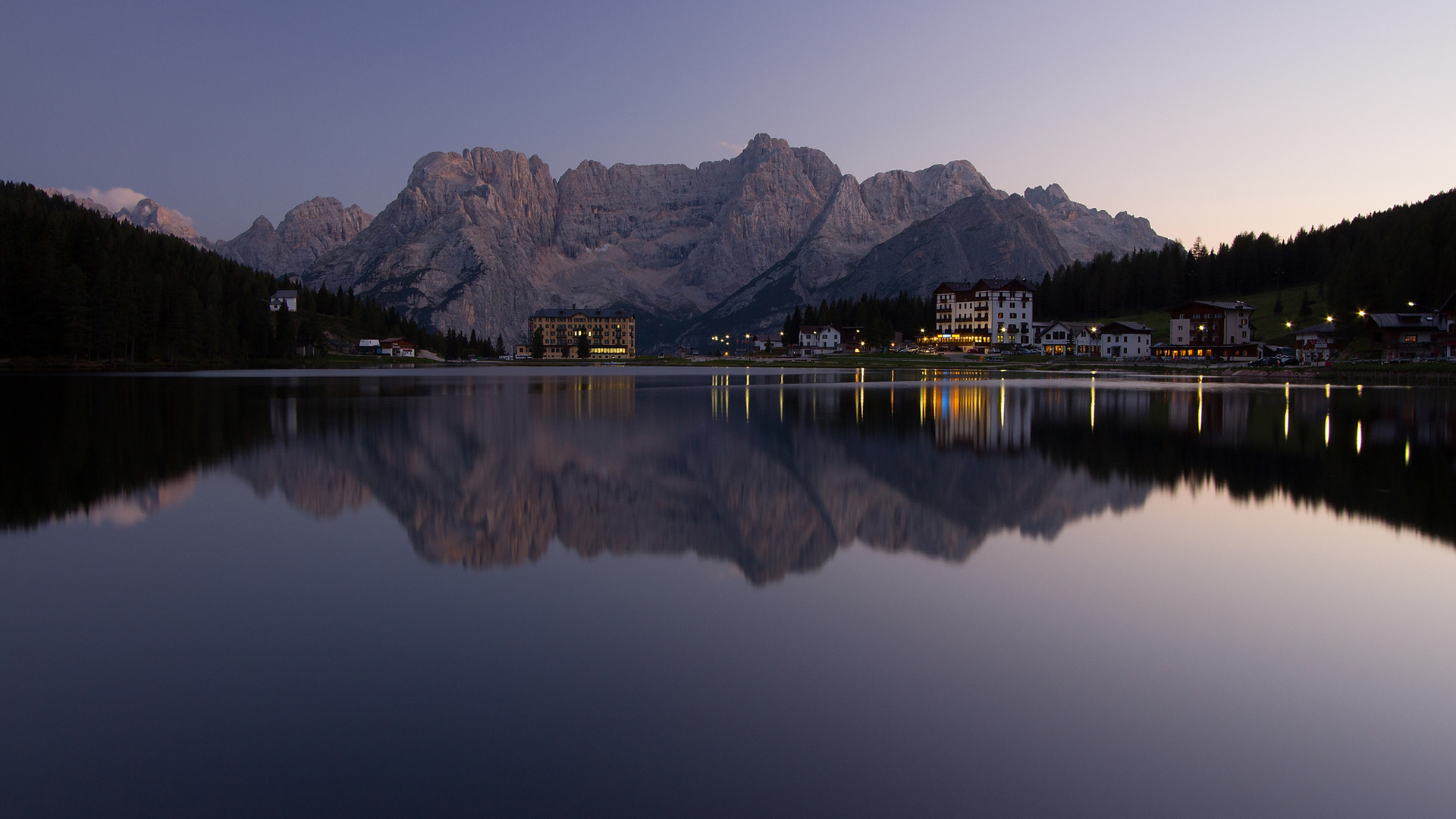 ['阿尔卑斯山 风景 湖 天空 傍晚 度假村 宽屏壁纸']