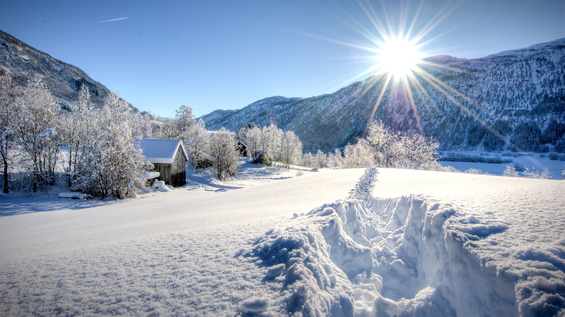 ['冬天 雪景 房屋 道路 阳光 自然风景壁纸']