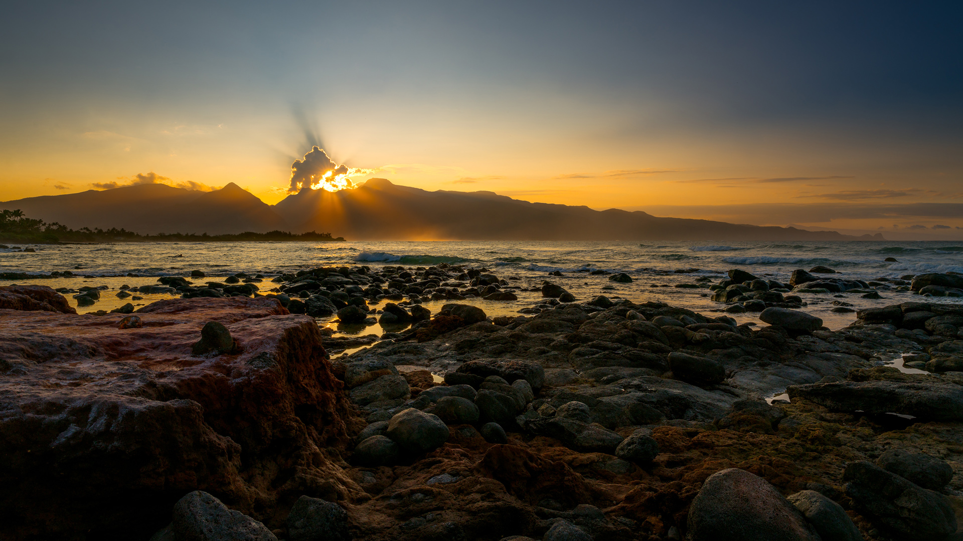 ['夕阳海滩 日落风景 高清桌面壁纸 海边剪影 自然风光']
