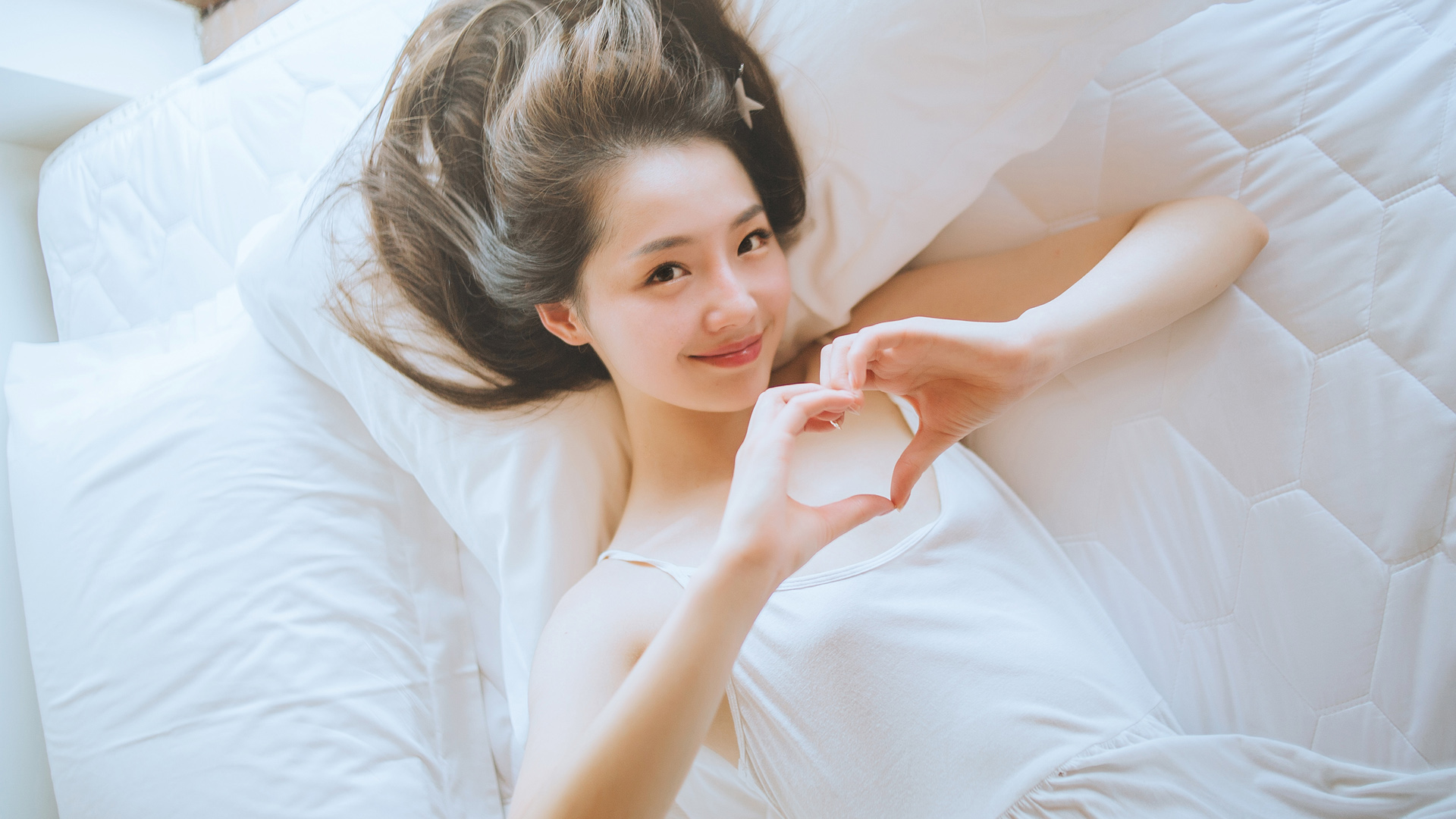 ['清纯可爱 美女 爱心手势 妮妮 2K桌面壁纸']