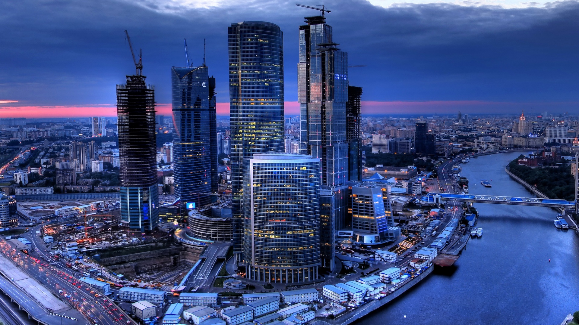 ['莫斯科国际商务中心 欧洲最高楼群 夜景灯光 克里姆林宫 莫斯科河沿岸地标建筑摄影图片']