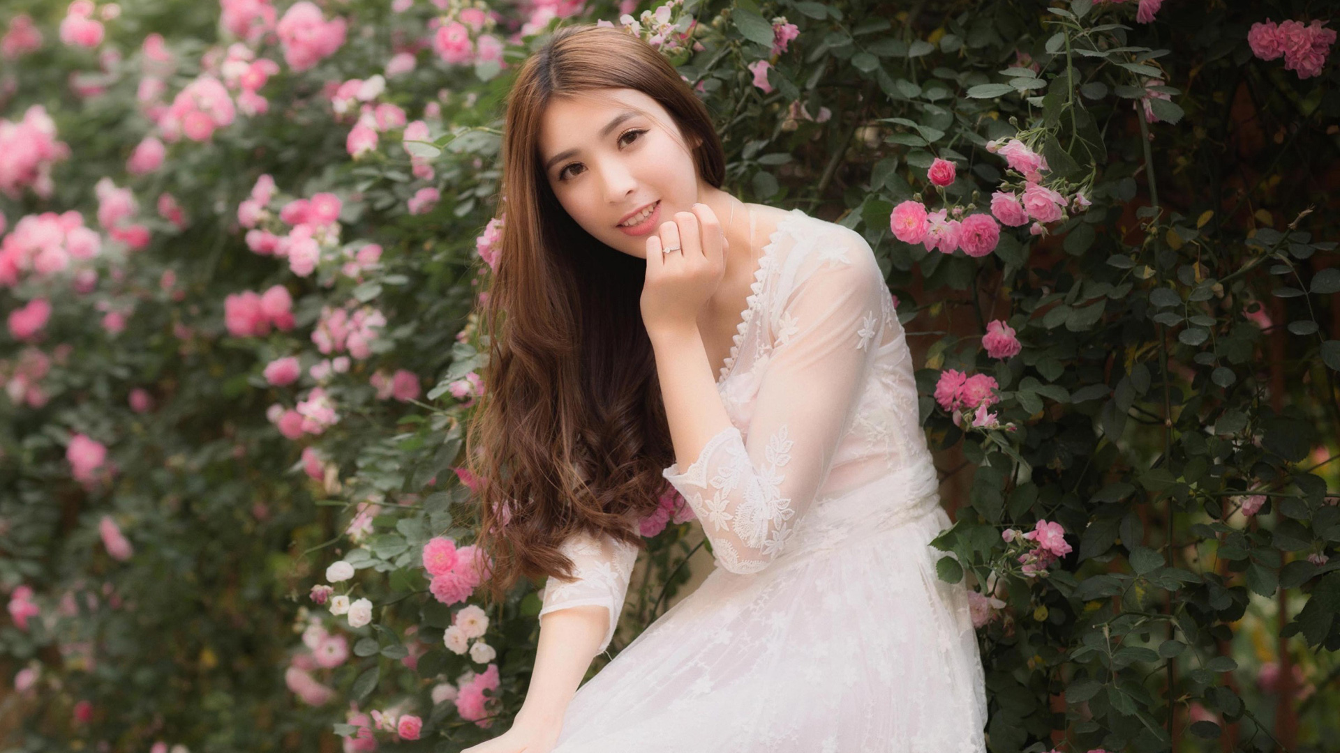 ['清纯美女 花丛 白色裙子 长发 气质 养眼 桌面壁纸']