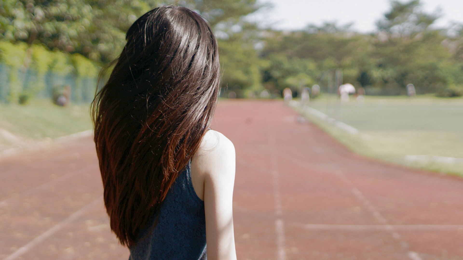 ['夏日校园操场跑道清纯长发女生唯美桌面壁纸']